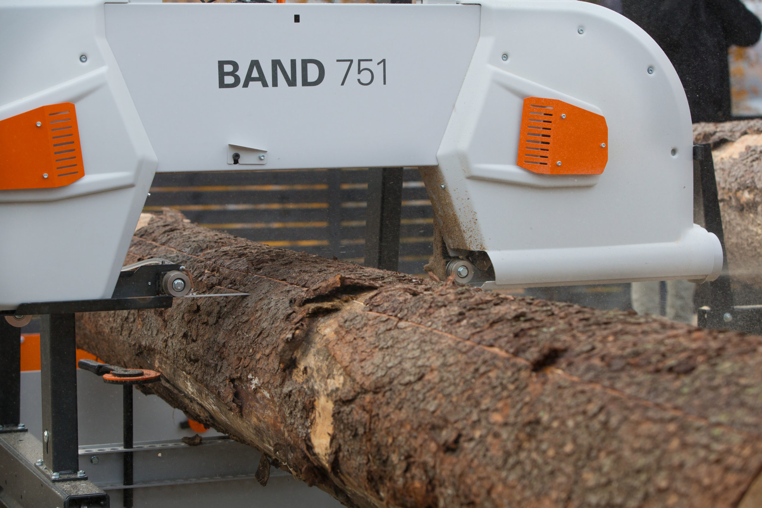 Z systemem stałych kroków przy ustawianiu wysokości pracujesz łatwo, szybko i osiągasz świetny rezultat cięcia za każdym razem. Fot. Logosol
