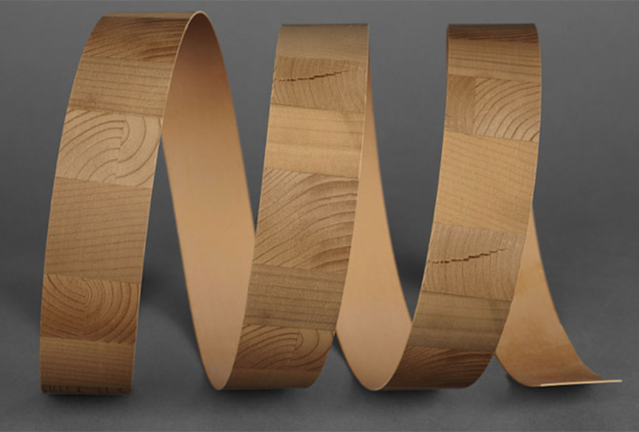 Firma Cantisa zainspirowała się modnym materiałem budowlanym CLT i proponuje obrzeża w tym właśnie wzorze. Fot. Cantisa