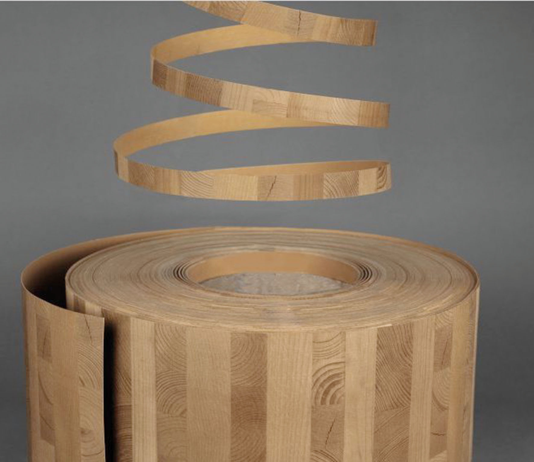 Firma Cantisa zainspirowała się modnym materiałem budowlanym CLT i proponuje obrzeża w tym właśnie wzorze. Fot. Cantisa