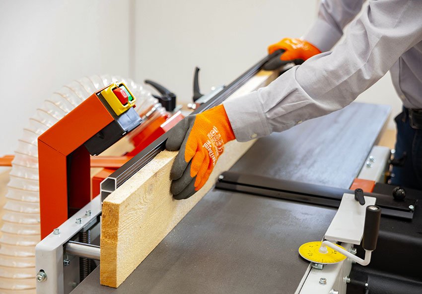 Prosta i kompaktowa strugarka pozwala łatwo i wygodnie obrabiać tarcicę, uzyskując dokładnie skalibrowane deski. Fot. Wood-Mizer