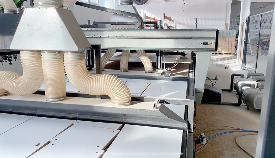 Maszyna jest w pełni zautomatyzowana. Fot. Drawel Meble