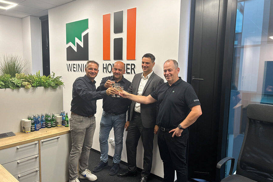 Firma Weinig Polska pod kierownictwem Grzegorza Nowaka świętuje otwarcie swojego nowo powstałego oddziału w Poznaniu. Od lewej: Jürgen Michel, Grzegorz Nowak, Quirin Erbschwendner, Robert Terzer. Fot. Kurier Drzewny