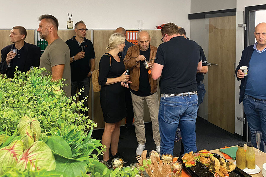 W uroczystym otwarciu uczestniczyli współpracownicy firmy oraz przedstawiciele mediów. Fot. Kurier Drzewny