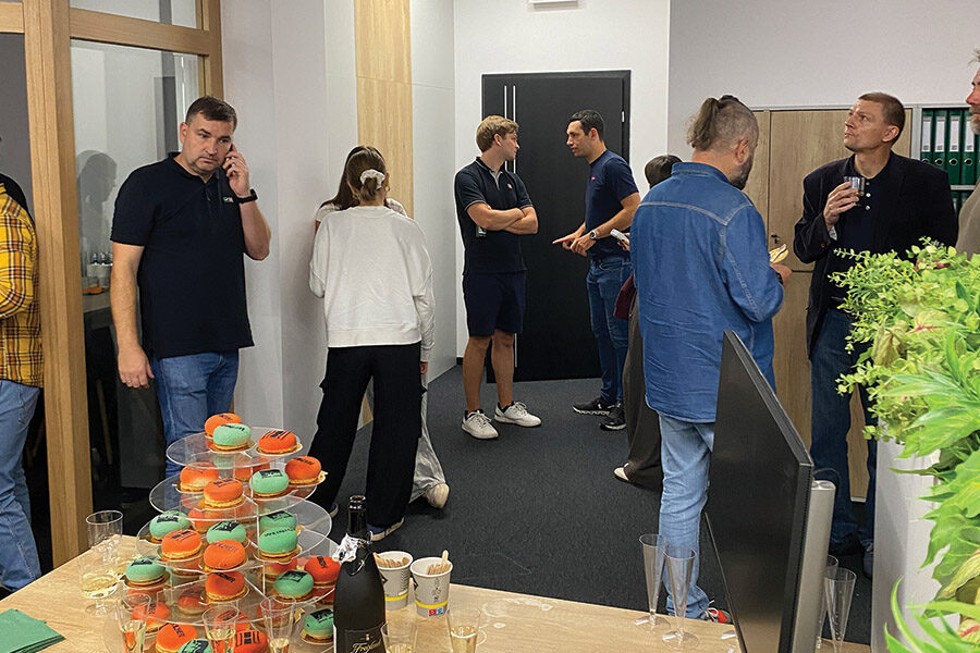 W uroczystym otwarciu uczestniczyli współpracownicy firmy oraz przedstawiciele mediów. Fot. Kurier Drzewny