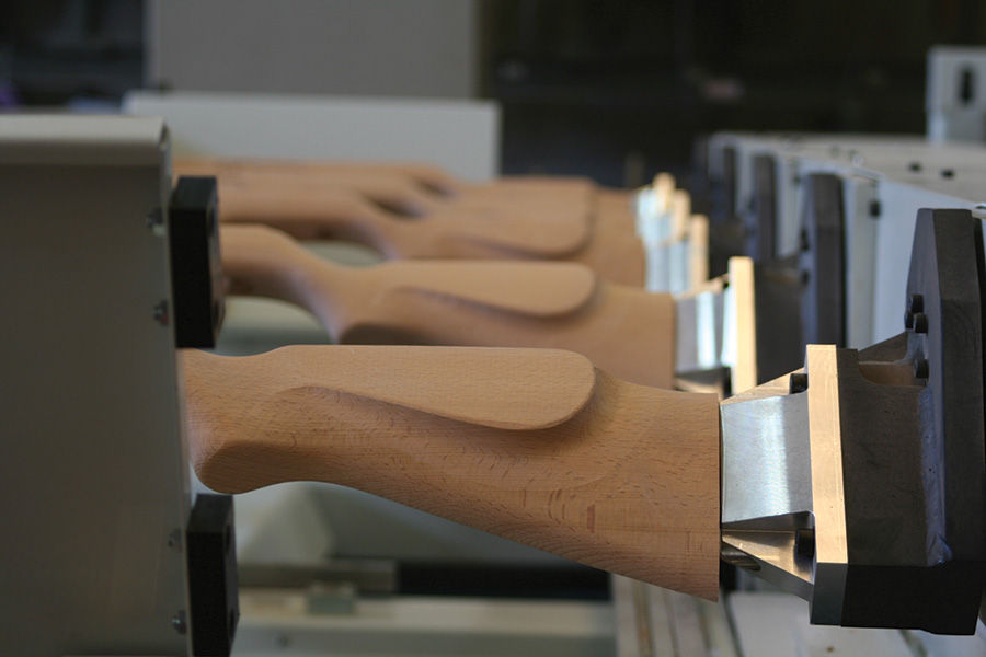 Wielostanowiskowe centrum do wykonywania kolb karabinów