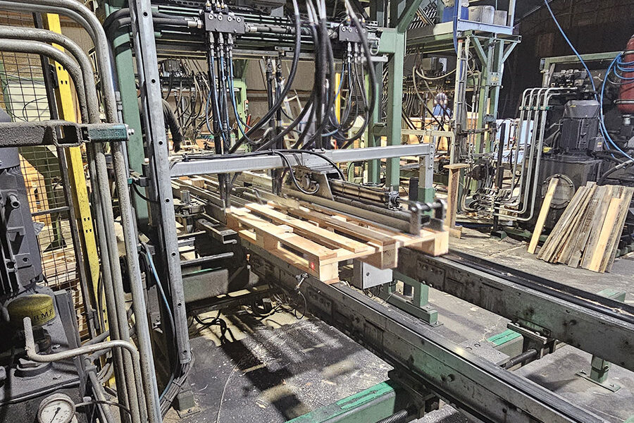 Maszyna do montażu palet.