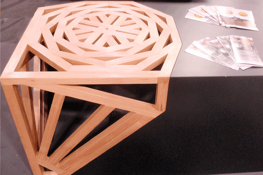 Szkieletowo-bryłowa konstrukcja meblowa.