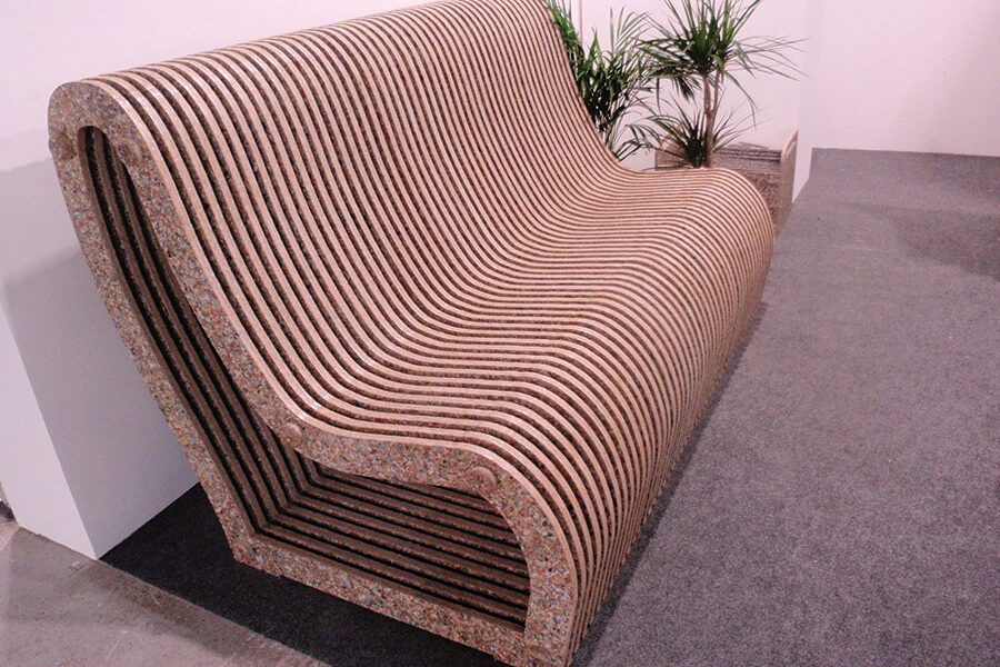 Wizualnie masywna ławosofa z materiałów poprodukcyjnych.