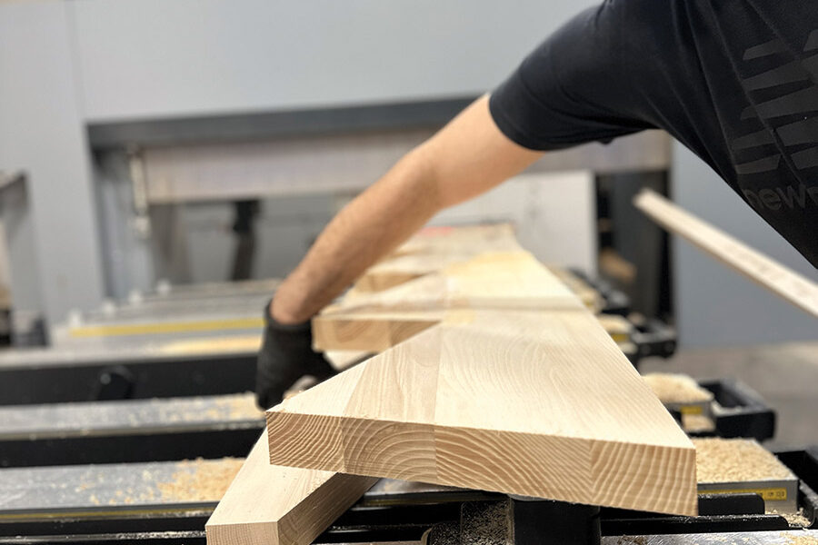 Elementy są obrabiane z wysoką precyzją, nawet w przypadku skomplikowanych projektów